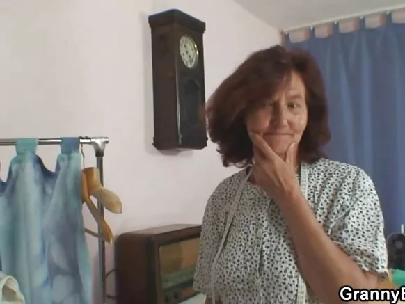 Lonely granny ƴetta xxx mawɗo e ɗemngal Españool tan e ɓuuɓri mum.