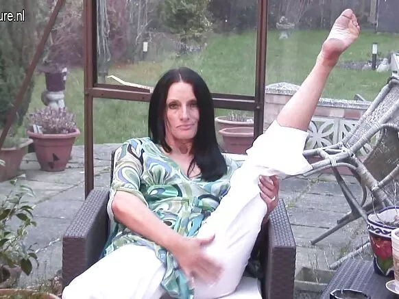 Neene Biritaan e pussy ɓooyɗo heɓi horny mature e worɓe ɓaleeɓe ɓuuɓɓe.