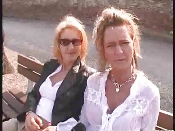 Diana e mature bonɗo blonde ko mawɗo.
