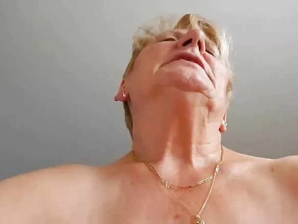 A homely granny rides gorko mum e etaade waasde moan e dicks ɓooyɗi.