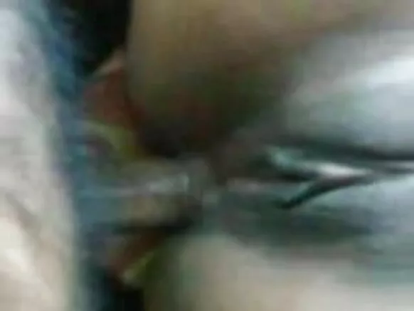Sexy mawɗo xxx ɓooyɗo indiyanke milf e puccu mawngu ina jogii sirlu anal jokkere enɗam e kiliyaneeɓe.