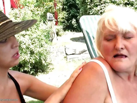 Busty granny anal fucks milf mawɗo e sexy e puccu mawngu.