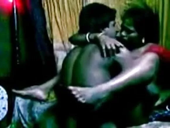 Wideo golloowo suudu indiyankeewu rewɓe ɓaleeɓe e nder galle horney.