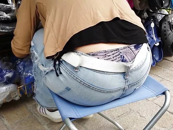 Rewɓe Farayse ina njuula culottes.