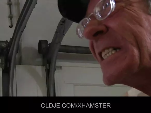 Wrinkled mawniiko fucks suka debbo tokooso e nder puccu e rewɓe ɓuuɓɓe tease pussies.