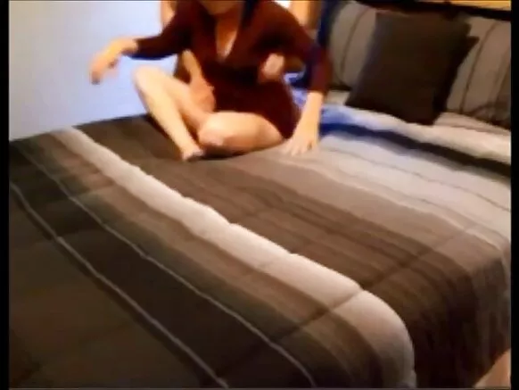 Koɗo mawɗo ina jokkondiri e galle, wideyooji goongaaji ɗi mawɓe cumming.