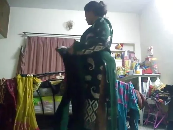 Aunty films jom en galleeji mawɗi ɓuuɓɗi suuɗiiɗi e kamera.