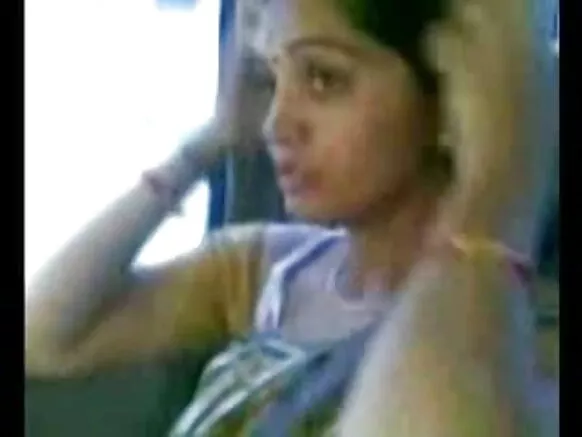 Rewɓe mawɓe ɓaleeɓe indiyankooɓe mawɓe ina njuula aunty e nder oto, ina kolla boobs.