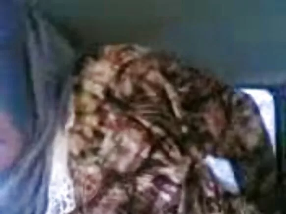 Rewɓe aarabeeɓe e nder hijab doggy styled mo hoolaaki capanɗe tati-ko ina wona duuɓi e nder oto.