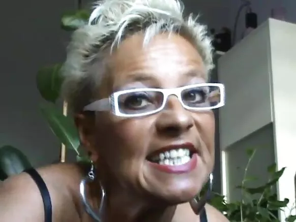 Milf mature Almaañ hollirii no o ɓuuɓtortoo ɓiɗɗo mawɗo e nder video galle.