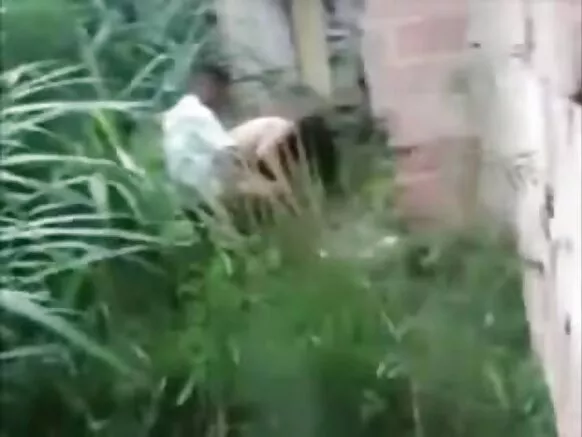 Neighbor ko video rewɓe mawɓe ɗaaniiɓe nanngaaɓe ina njuula e dow patio.