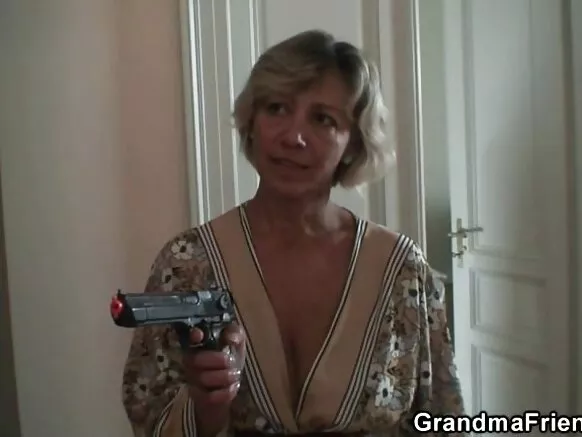 Sexy mommy tawi wuyɓe ɗiɗo ɓooyɓe, o waɗi ɓe fuck mo.