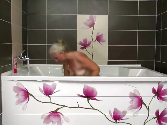 Maama mawɗo ƴetti ɓiɗɗo gorko e nder suudu lootorde, mama seduces ɓiɗɗo mum mawɗo.
