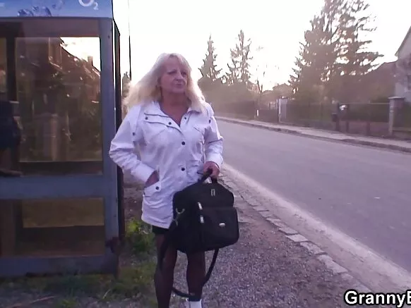 Blonde granny rides mawɗo debbo jerking off sukaaɓe, mawɓe e sukaaɓe cocks.