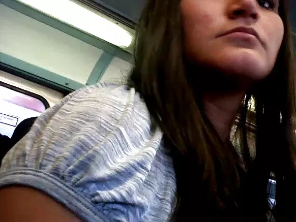 Repegon juuɗe e nder rewɓe mawɓe Caderonas, voyeur e nder metro.