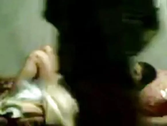 Bengali giɗo fucks debbo mawɗo e nder anus.